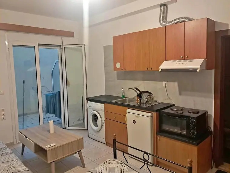 The ground-floor studio, photo 1